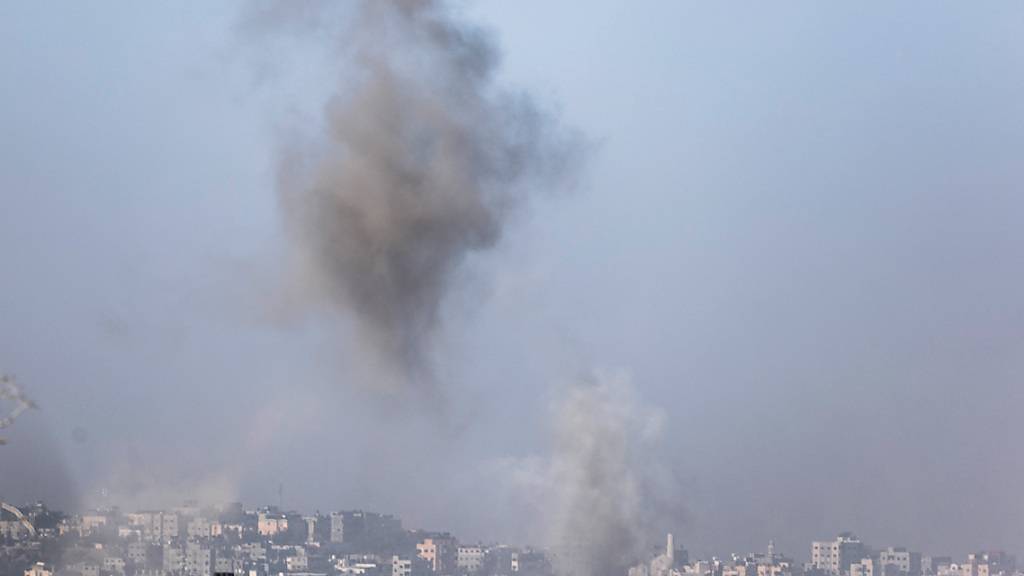 Rauchentwicklung im Gazastreifen nach einem israelischen Bombardement. Foto: Ilia Yefimovich/dpa