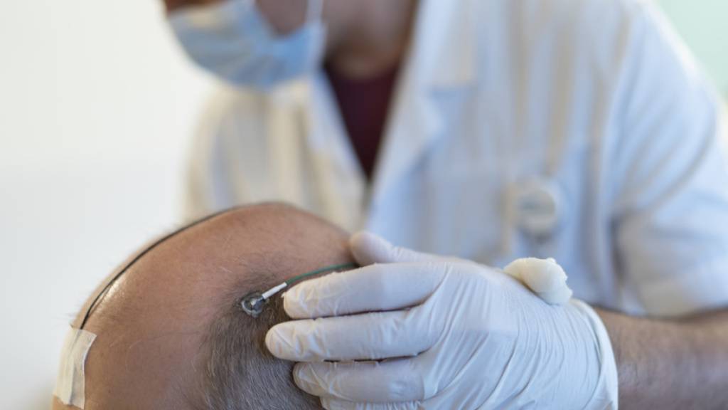 Für die Studie verbrachten 18 Männer drei Nächte im Schlaflabor, wo die Gehirnaktivität, der Blutdruck und die Herztätigkeit kontinuierlich gemessen wurden. (Symbolbild)