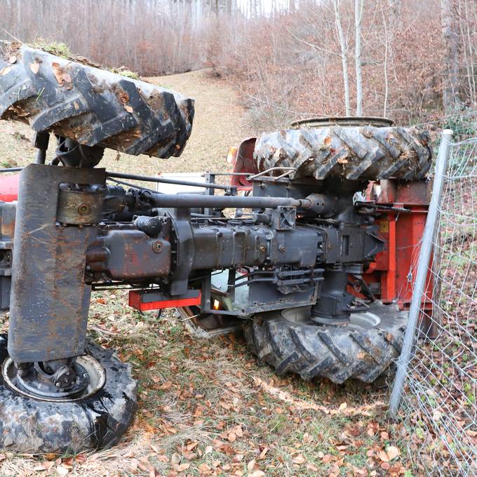 Traktor überschlägt sich – Mann (72) stirbt auf Unfallstelle