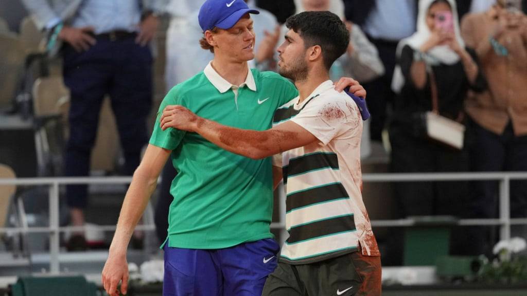 Noch in bester Erinnerung: Liefern sich Jannik Sinner (li.) und Carlos Alcaraz nach Paris auch in Wimbledon ein grandioses Finalduell?