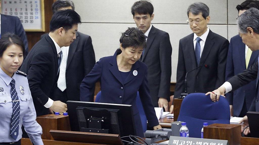 Südkoreas entmachtete Präsidentin Park Geun Hye steht seit Dienstag wegen ihrer mutmasslichen Verwicklung in einen Korruptionsskandal vor Gericht.