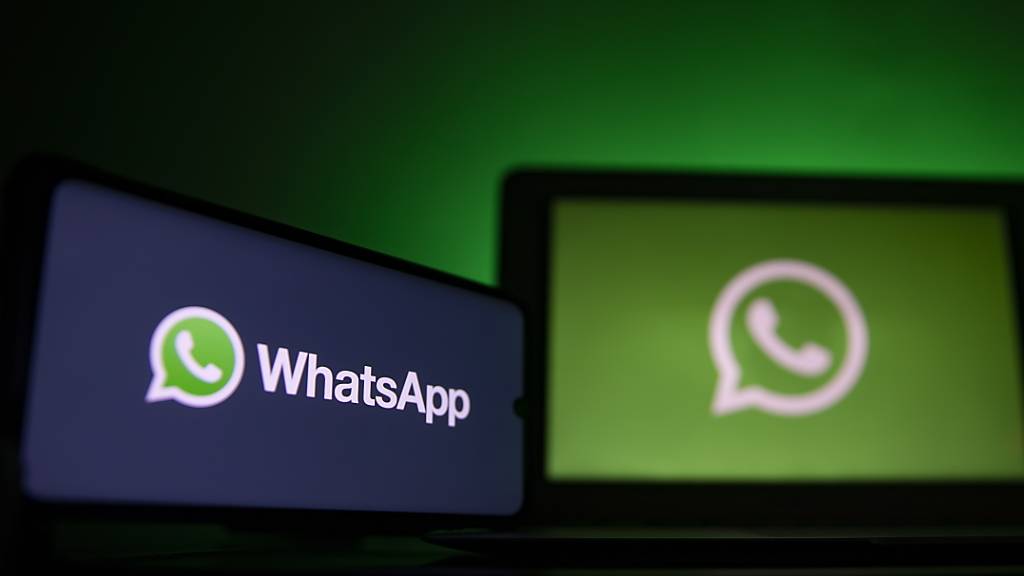 Die umstrittenen neuen Datenschutz-Bestimmungen bei WhatsApp werden nach einem Hagel an Kritik nun im Mai sanfter umgesetzt. (Archivbild)
