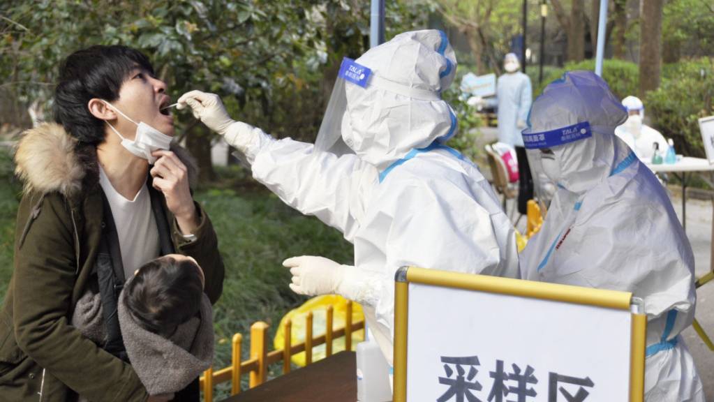 China hat mehr als 10'000 Gesundheitskräfte aus dem ganzen Land nach Shanghai geschickt, um den sich rasch ausbreitenden Corona-Ausbruch in Chinas grösster Stadt zu bekämpfen und um bei den Massentests zu unterstützen.