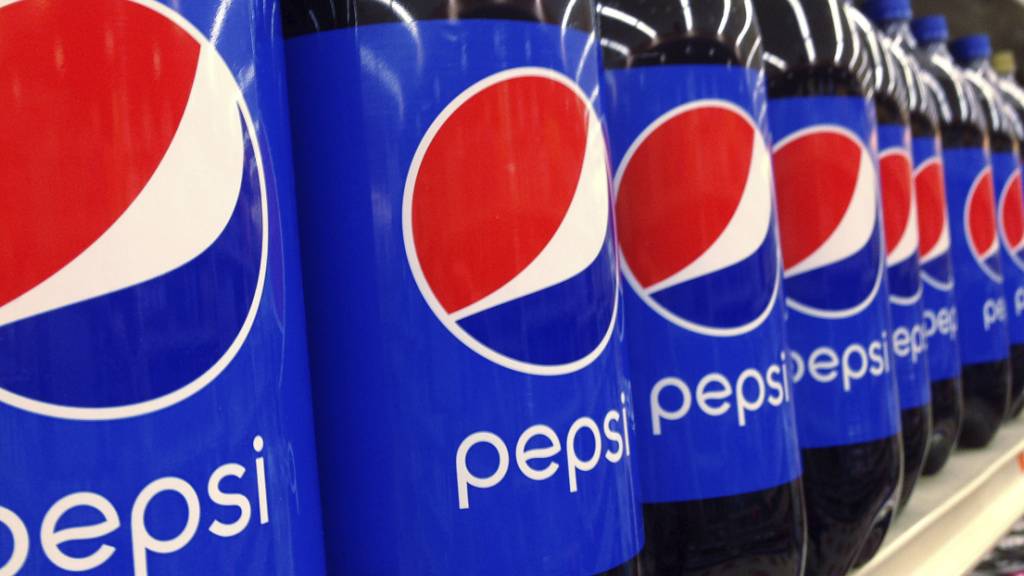Nicht nur Getränke im Angebot: Eine hohe Nachfrage nach Chips und anderen Knabbereien hilft Pepsi in der Coronakrise. (Archivbild)