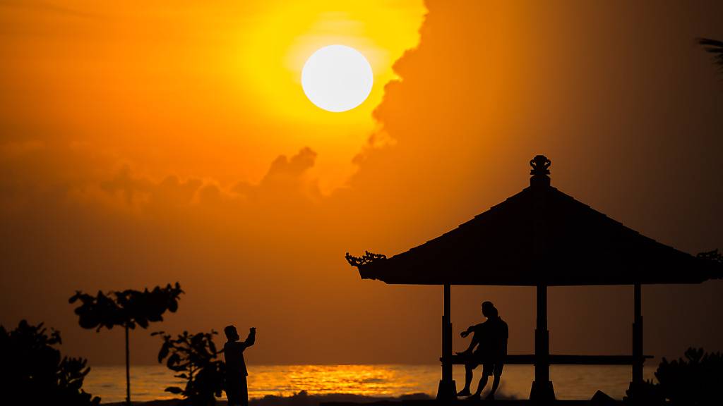 ARCHIV - Die Sonne geht am Strand von Nusa Dua auf. Foto: Christoph Soeder/dpa