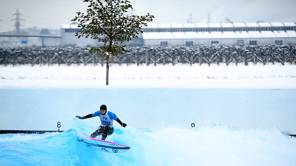 Eine Surferin reitet auf einer Welle in einer Surfanlage in Sion VS. Ein ähnliches Projekt könnte in Romanshorn TG entstehen.