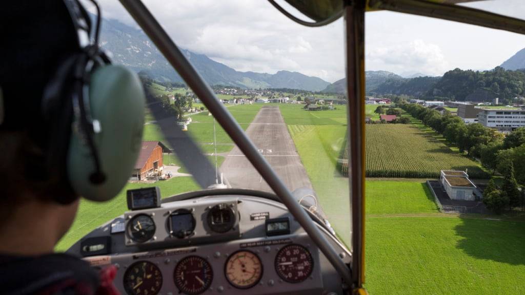 Ein Pilot im Landeanflug auf den Flugplatz Kägiswil OW. (Archivbild)