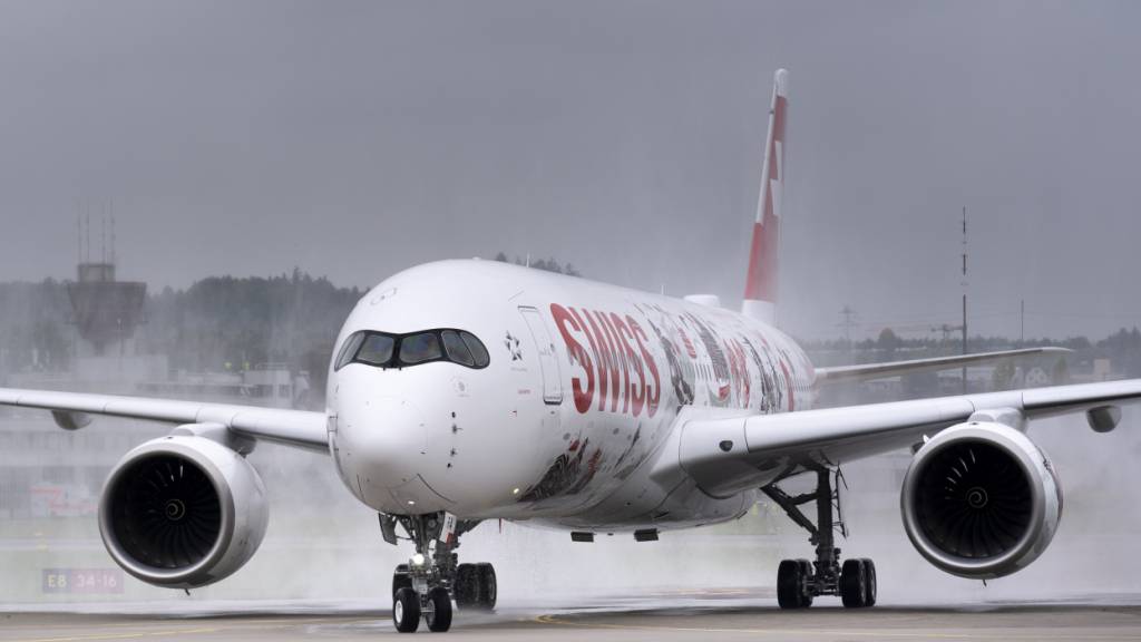 Die Swiss hat ein weiteres Paradepferd erhalten: Die Airline nimmt den zweiten Langstreckenflieger Airbus A350 in Betrieb. (Archivbild vom ersten A350 der Swiss am 9. Oktober 2025 auf dem Flughafen Zürich)