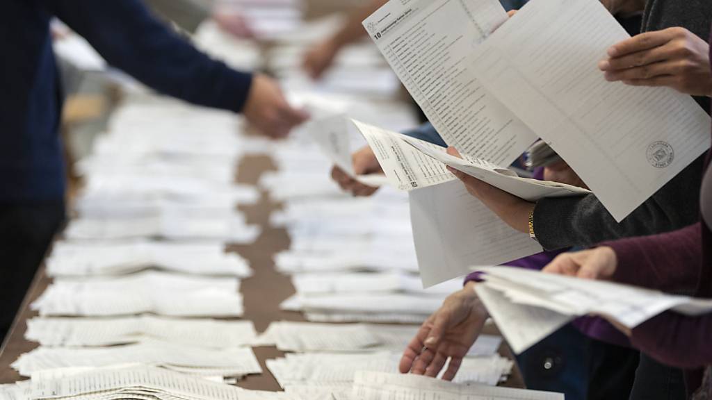 So viele Kandidierende wie noch nie steigen ins Rennen um die 36 Zürcher Nationalratssitze und die beiden Ständeratssitze. Die erste Hochrechnung für den Ständerat wird für 12.30 Uhr erwartet, die erste Nationalrats-Hochrechnung für etwa 13.30 Uhr. (Archivbild)