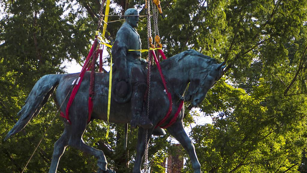 Mit einem Kran wird die umstrittene Statue des Südstaaten-Generals Robert E. Lee von ihrem Podest auf einen Lastwagen gehoben. Foto: John C. Clark/FR171764 AP/dpa