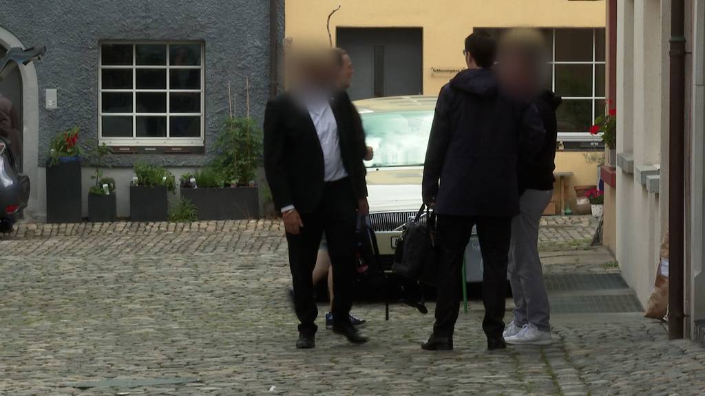 Mit Polizei-Uniform und gefälschtem Ausweis: Ehemaliger Polizist bestiehlt mit Komplizen Menschen