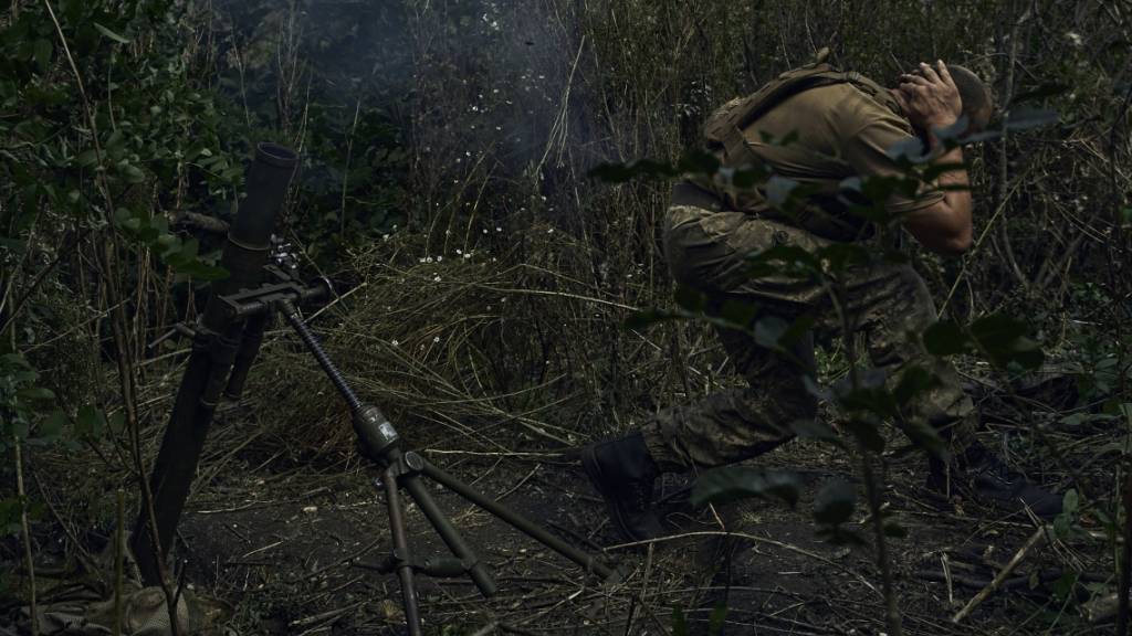 Ein ukrainischer Soldat feuert in der Nähe von Bachmut einen Mörser in Richtung der russischen Stellungen. Foto: LIBKOS/AP