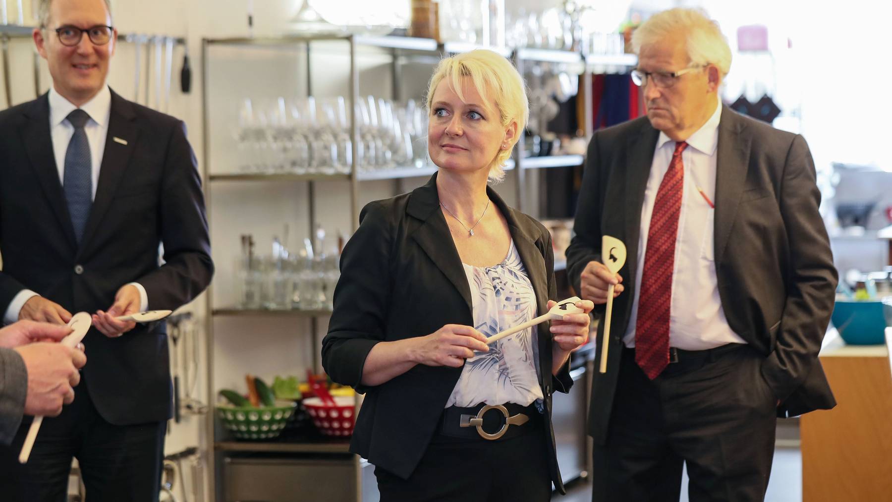 Statt Auslandsreisen haben Nationalratspräsidentin Isabelle Moret und Ständeratspräsident Hans Stöckli diesen Sommer Besuche in elf von der Coronakrise stark betroffenen Kantonen unternommen.