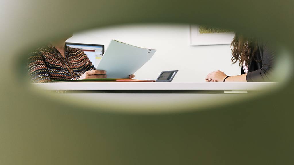 Eine Person sucht das Sozialamt auf. Im Kanton Graubünden blieb 2021 die Sozialhilfequote bei 1,3 Prozent. (Symbolbild)