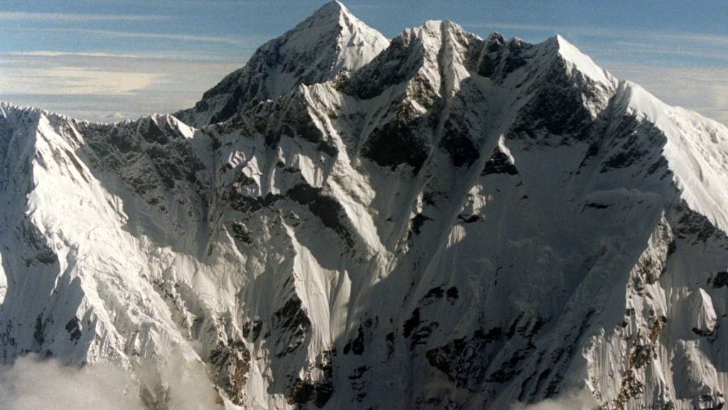Forschende fanden winzige Teilchen aus Kunststoff einige hundert Meter unterhalb des Gipfels des Mount Everest, dem Dach der Welt. (Archivbild)