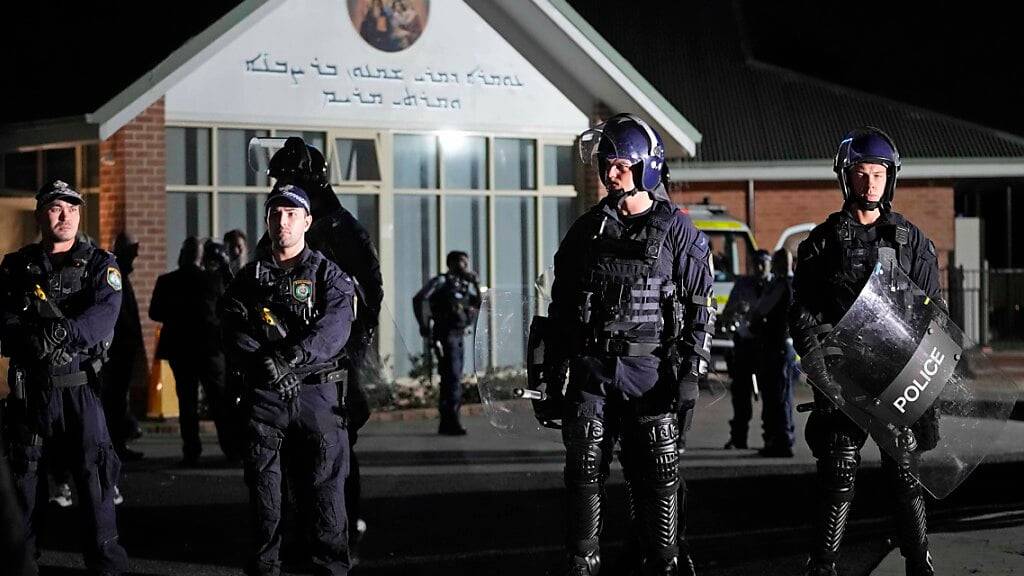 Einsatzkräfte der Polizei stehen Wache vor einer orthodoxen assyrischen Kirche. Der Angriff auf Geistliche einer christlichen Gemeinde in Sydney während eines Gottesdienstes ist von den Ermittlern als Terrorakt eingestuft worden. Foto: Mark Baker/AP/dpa