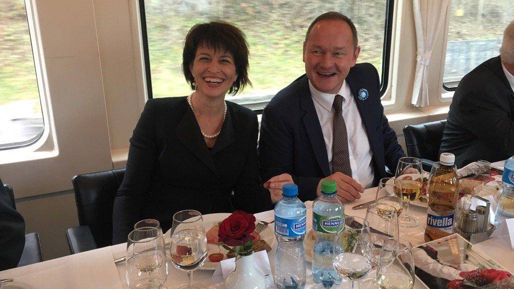 Unterwegs im Extrazug nach Winterthur: Bundesrätin Doris Leuthard und Nationalratspräsident Jürg Stahl