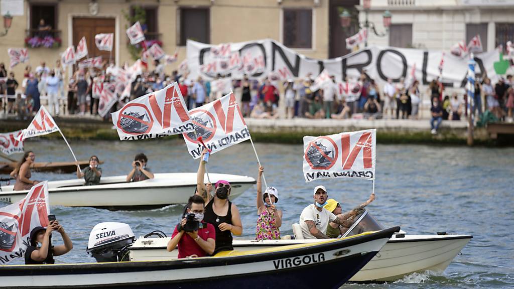 dpatopbilder - Erstmals seit Beginn der Corona-Pandemie hat wieder ein großes Kreuzfahrtschiff in Venedig abgelegt - unter lautstarkem Protest von «No Big Ships»-Aktivisten. Foto: Antonio Calanni/AP/dpa