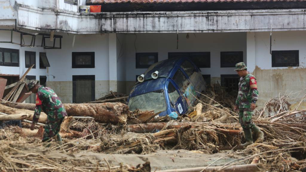 Indonesische Soldaten suchen nach Flutopfern in Nordsumatra. Foto: Binsar Bakkara/AP/dpa