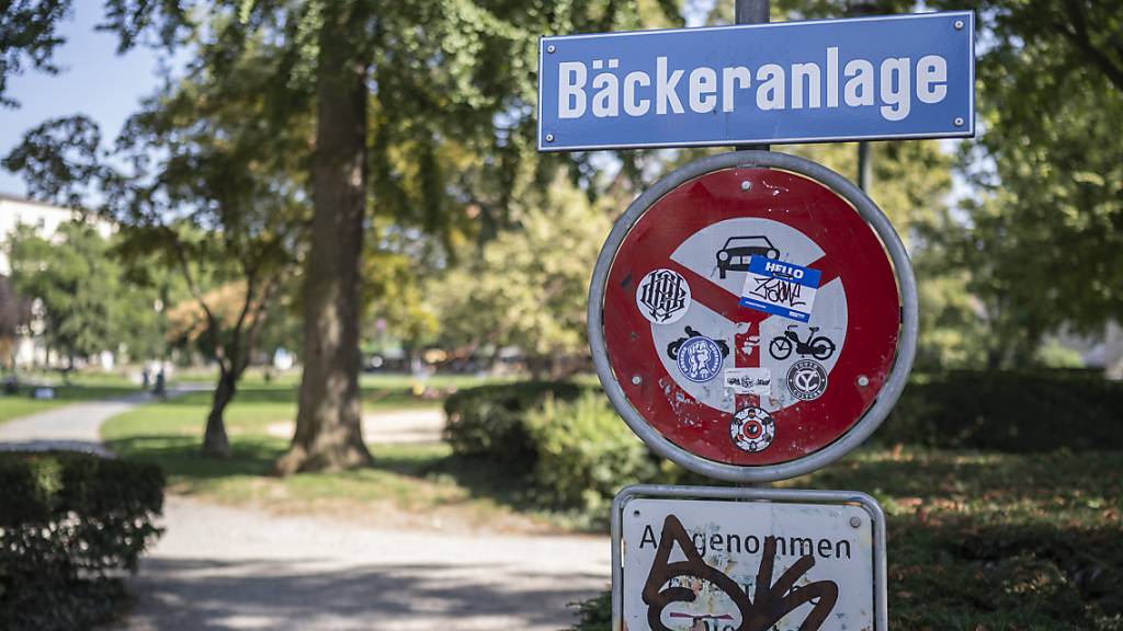 In der Bäckeranlage, einem Park im Stadtzürcher Kreis 4, hat sich in den vergangenen Monaten eine Crack-Szene niedergelassen. Das Stadtparlament will aber nicht ausschliesslich auf Repression setzen. (Archivbild)