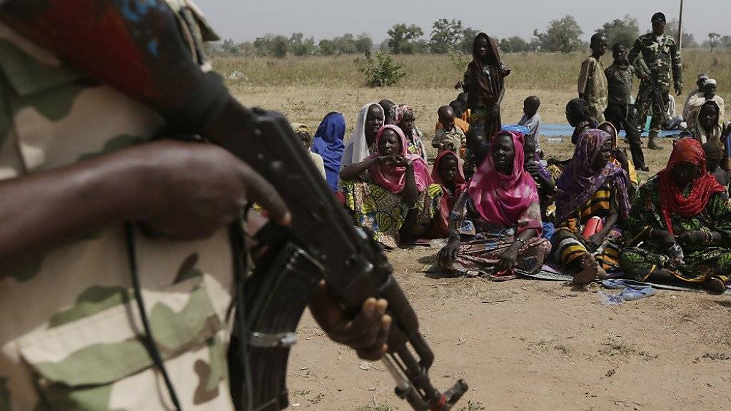 Soldaten mit Personen, die vor der Terrororganisation Boko Haram geflüchtet sind. (Archivbild)