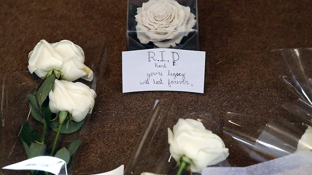 Blumen für den verstorbenen Modezar Karl Lagerfeld am Eingang von Chanel in Paris.