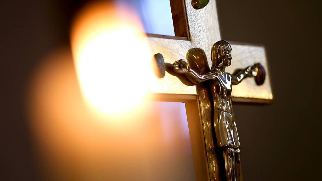 ARCHIV - Mehr als eine halbe Million Menschen in Deutschland sind 2022 aus der katholischen Kirche ausgetreten. Foto: Ronny Hartmann/dpa