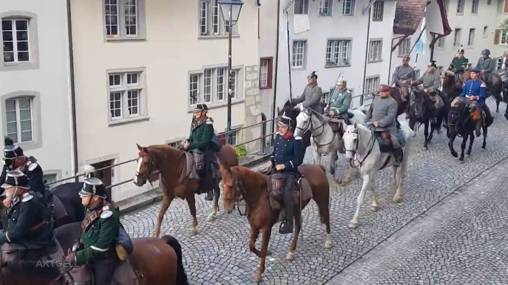 Kavallerie reitet durch Aarau