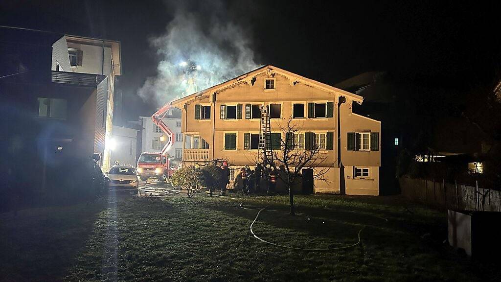 Ein Brand hat dieses Wohnhaus in Brunnen SZ zerstört. Verletzt wurde niemand.