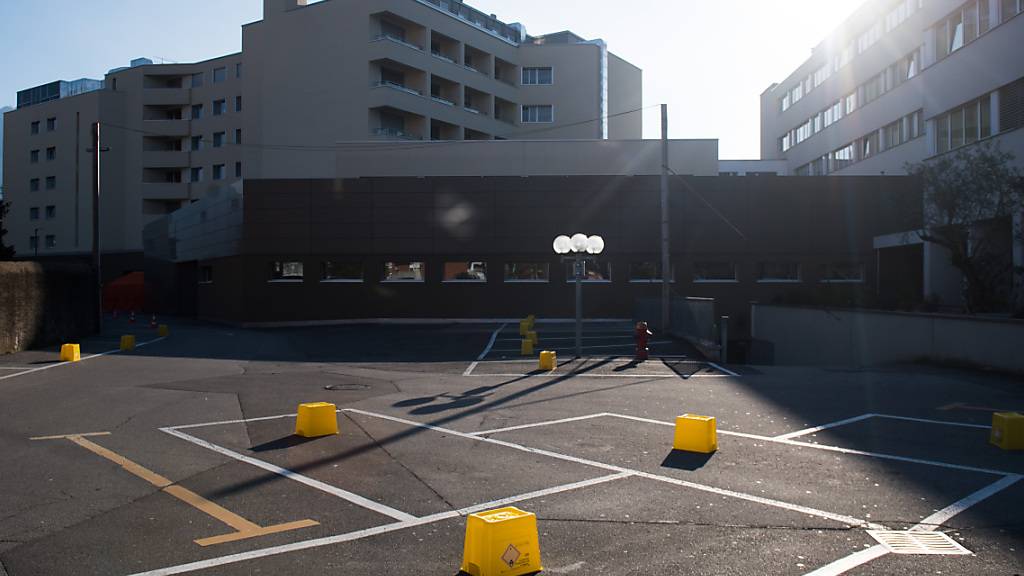 Die Luganeser Privatklinik Moncucco hat eine Abteilung zur Behandlung von Long Covid gegründet. Im Bild: Absperrungen vor der Klinik für Feldzelte des Katastropfenschutzes im März 2020.