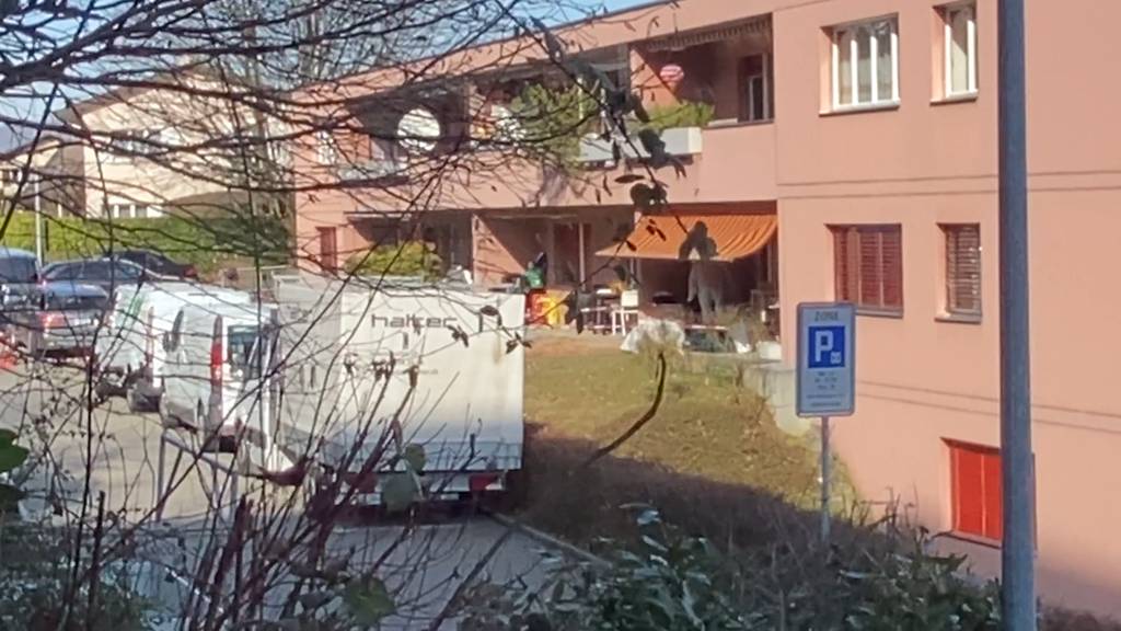 Spreitenbach (AG): Eine tote und eine verletzte Person in Wohnung gefunden