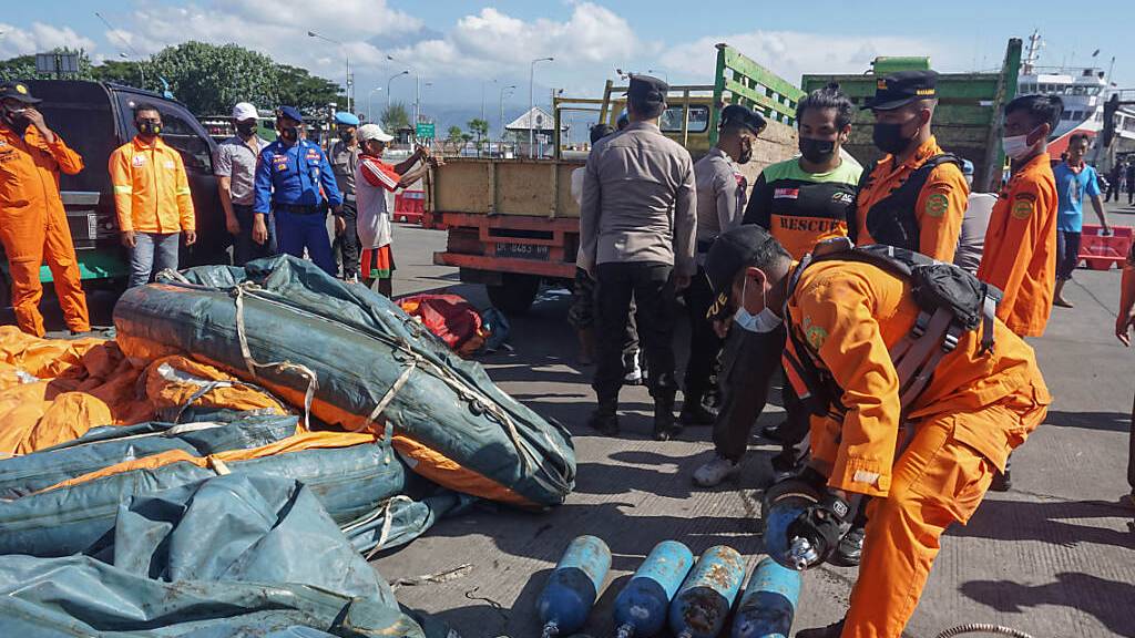 Mitglieder des Bali National Search and Rescue Board (Basarnas Bali) sammeln Rettungswesten und Teile der gekenterten Fähre KM Yunice ein. Bei einem Fährunglück vor der Küste der indonesischen Insel Bali sind mindestens sieben Menschen ums Leben gekommen.