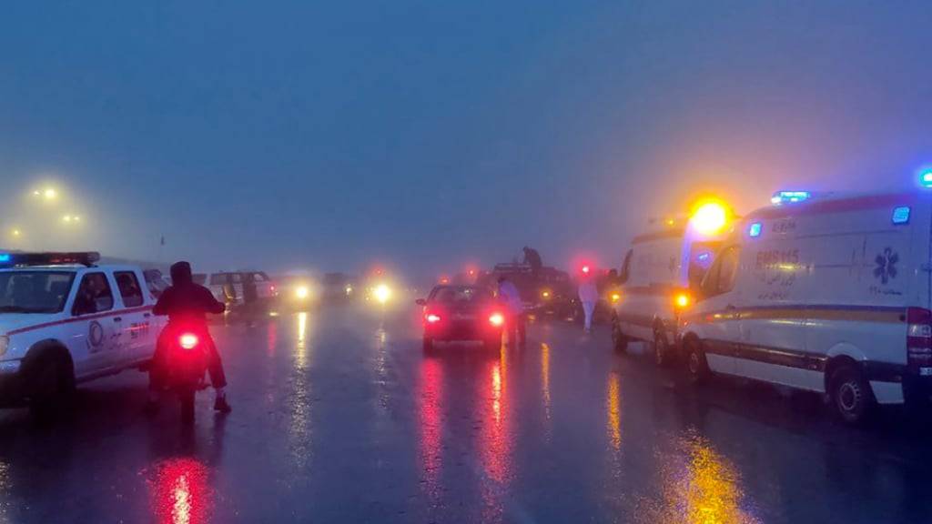 HANDOUT - Rettungsteams sind im iranischen Varzaghan im Einsatz. In der Nähe kam es zu einem Helikopterunfall mit dem iranischen Präsidenten und Außenminister an Bord. Foto: Azin Haghighi/Moj News Agency/AP/dpa