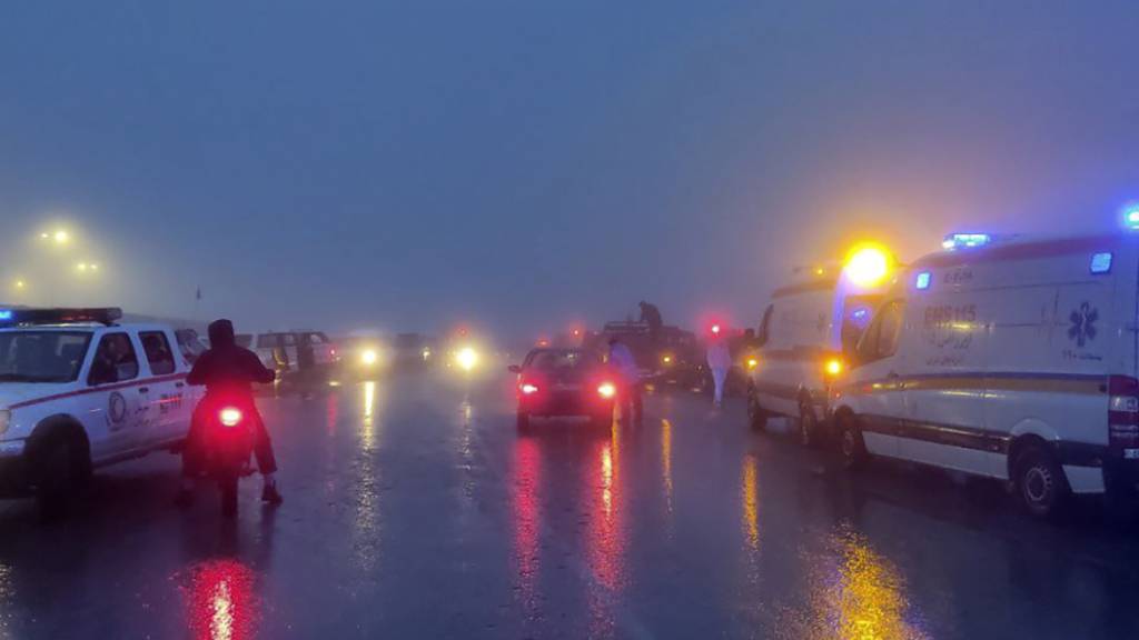 HANDOUT - Rettungsteams sind im iranischen Varzaghan im Einsatz. In der Nähe kam es zu einem Helikopterunfall mit dem iranischen Präsidenten und Außenminister an Bord. Foto: Azin Haghighi/Moj News Agency/AP/dpa