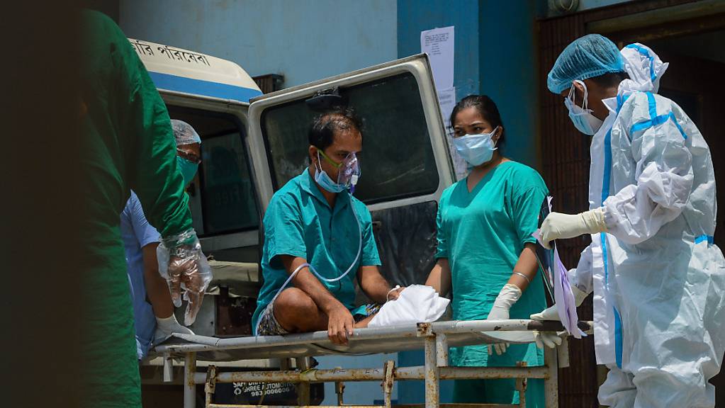 Ein Corona-Patient wird von einem Krankenwagen auf die Intensivstation eines Krankenhauses transportiert. Indien verzeichnete in den vergangenen Tagen mehrfach weltweite Höchstwerte von neuen Corona-Fällen.