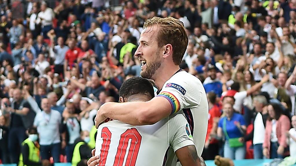 Harry Kane und Raheem Sterling (Nummer 10) jubeln im Wembley-Stadion