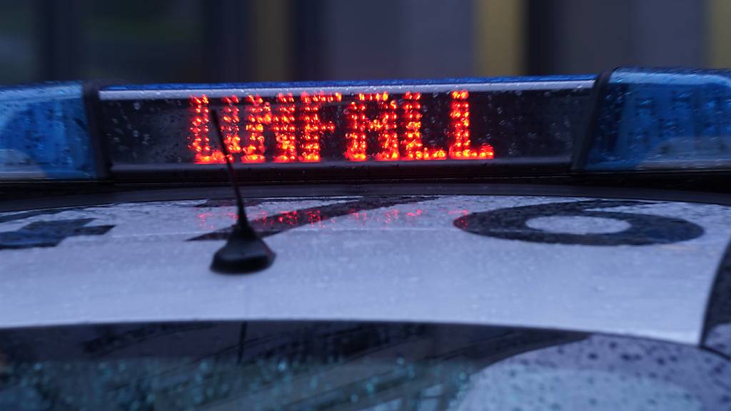 Der Schriftzug «Unfall» ist neben dem Blaulicht auf dem Dach eines Polizeiautos zu lesen. (Archivbild)