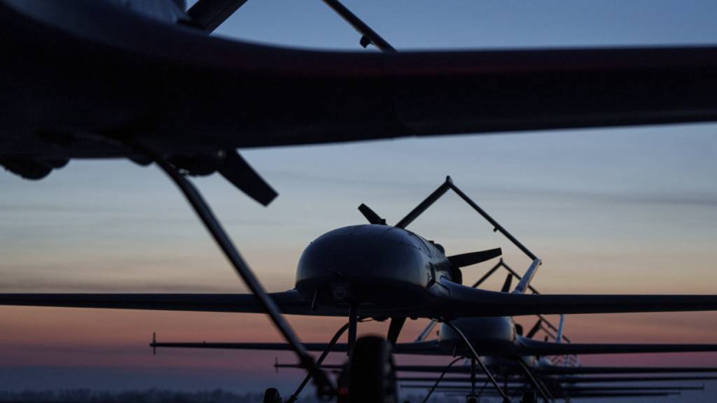 ARCHIV - Langstreckendrohnen des Typs An-196 Ljutyj stehen vor dem Start in einer Reihe an einem ungenannten Ort in der Ukraine. Foto: Evgeniy Maloletka/AP/dpa