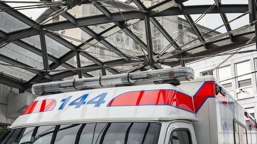 Ein in Rickenbach Sulz ZH gestürzter Radfahrer wurde mit schweren Kopfverletzungen von einer Ambulanz in ein Spital transportiert. (Symbolbild