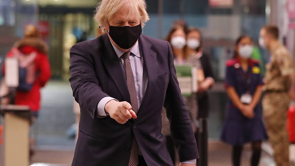 Boris Johnson, Premierminister von Großbritannien, kommt in das St Thomas' Krankenhaus, um seine Corona-Schutzimpfung zu erhalten. Foto: Frank Augstein/AP POOL/dpa