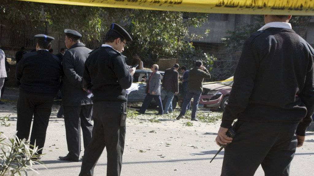 Ägyptische Polizeikräfte am Tatort in Kairo. Der Anschlag ereignete sich im westlichen Stadtbezirk Talibija.