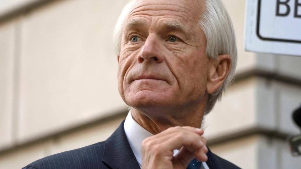 ARCHIV - Peter Navarro, dem einstigen Berater von Ex-US-Präsident Trump, drohen zwischen 30 Tagen und einem Jahr Haft. Foto: Mark Schiefelbein/AP/dpa