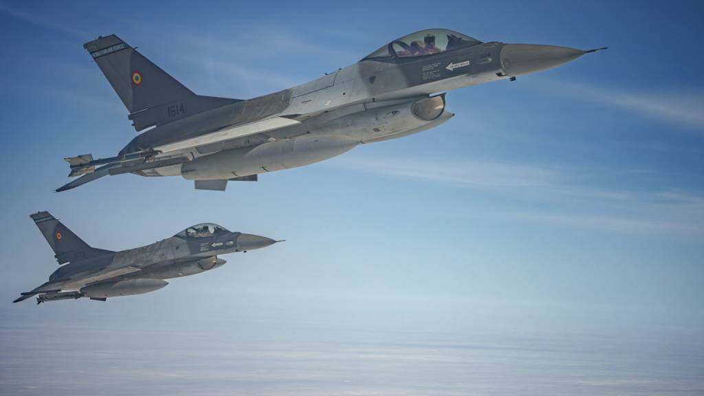 ARCHIV - F-16-Kampfjets der rumänischen Luftwaffe eskortieren ein C-27J Spartan-Flugzeug während einer Übung über Ostrumänien. Foto: Andreea Alexandru/AP/dpa