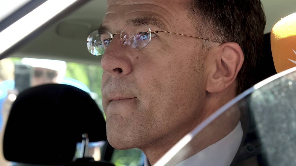 Der niederländische Ministerpräsident Mark Rutte verlässt den Palast nach einem Treffen mit König Willem-Alexander. Foto: Michael Corder/AP/dpa