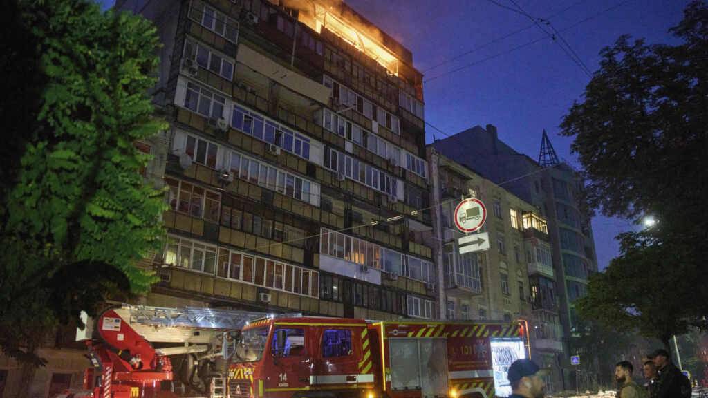 Ein Feuer brennt in einem Wohnhaus nach einem russischen Angriff in Kiew, Ukraine, am frühen Donnerstag. Foto: Efrem Lukatsky/AP/dpa