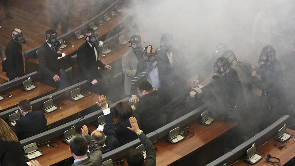 Oppositionelle versprühen Tränengas im kosovarischen Parlament und unterbrechen damit erneut eine Sitzung.