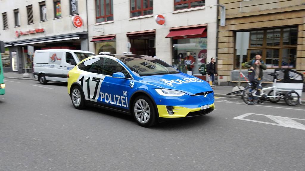 Basler Polizisten bleiben bei Verfolgungsjagd in Tesla eingesperrt