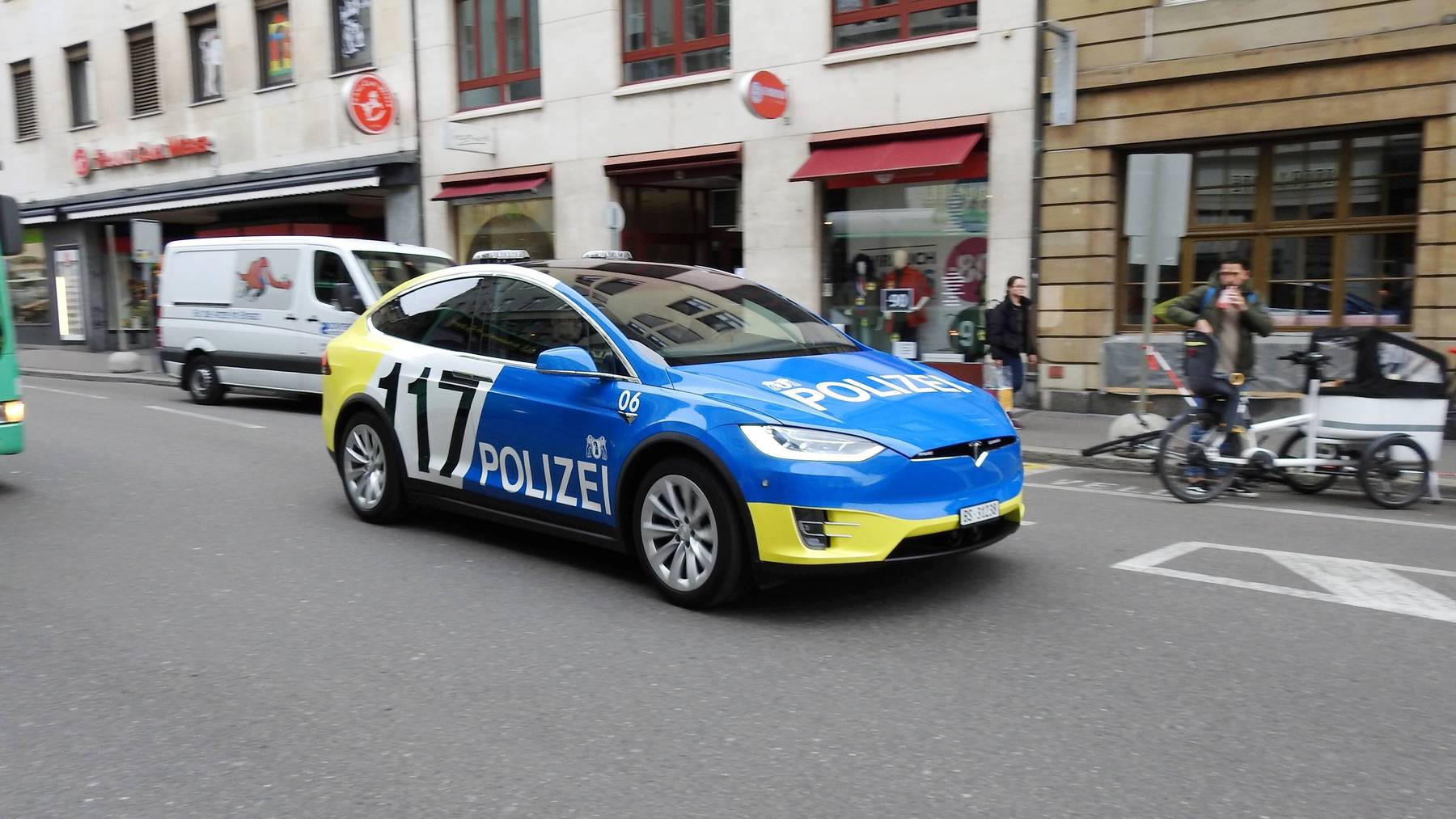 Basel Polizei Tesla