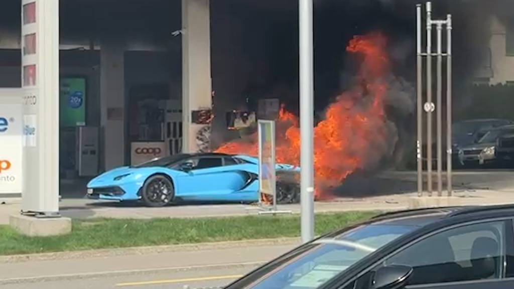 Lamborghini brennt an Tankstelle in Oberarth aus – Fahrer (20) ins Spital geflogen