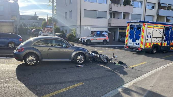 Töfffahrer muss nach Kollision mit Auto verletzt ins Spital
